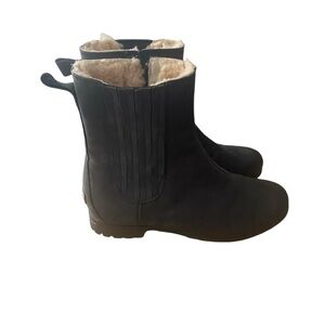 Ugh boots black suede material with Sherpa inside. Used/good 7 1/2